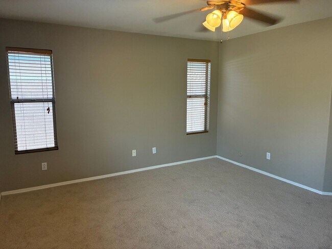 Building Photo - **BEAUTIFUL 3BEDROOM/2BATHROOM HOME LOCATE...