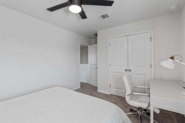 Building Photo - 137 Red Sun Dr