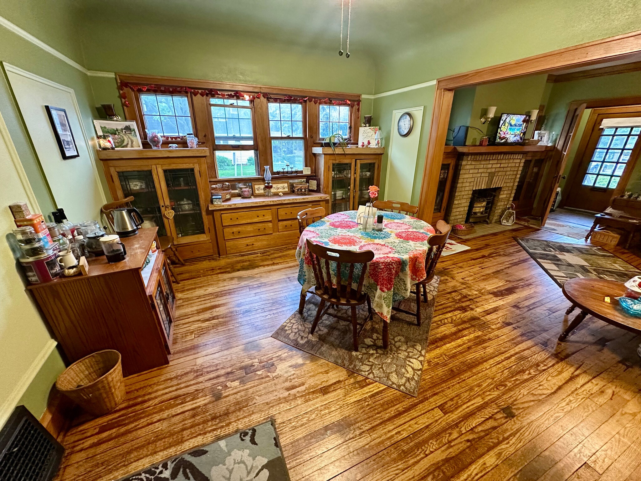 Comfortable dining room - 2777 N 48th St