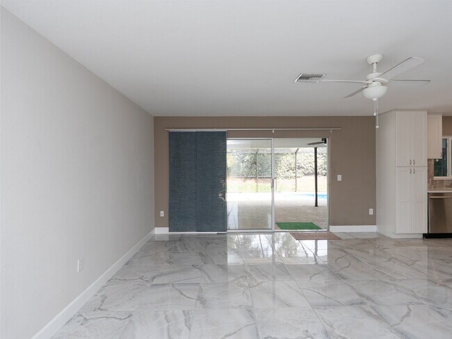 Building Photo - 153 Hourglass Dr