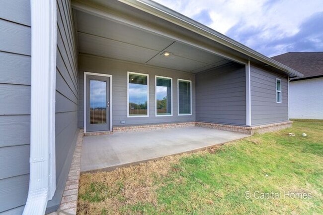 Building Photo - Move In Special! Relax In The Comfort of a...