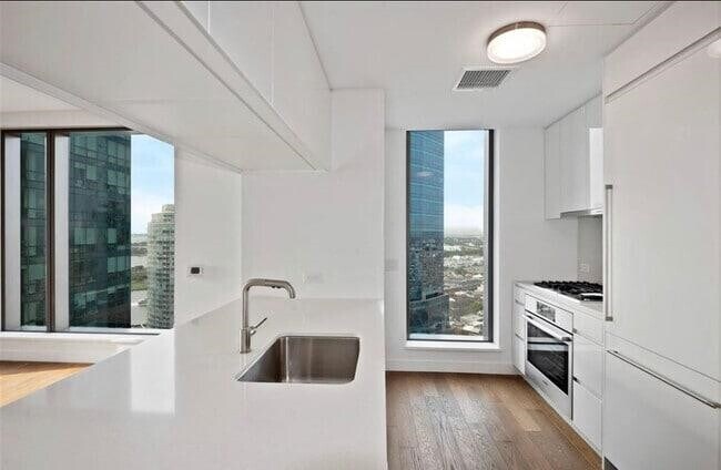 Building Photo - 99 Hudson St