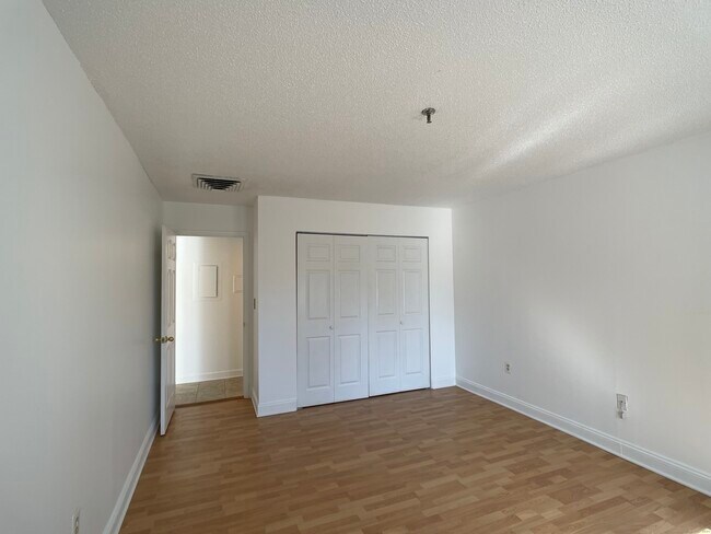 Building Photo - 1204 Whitney Ave