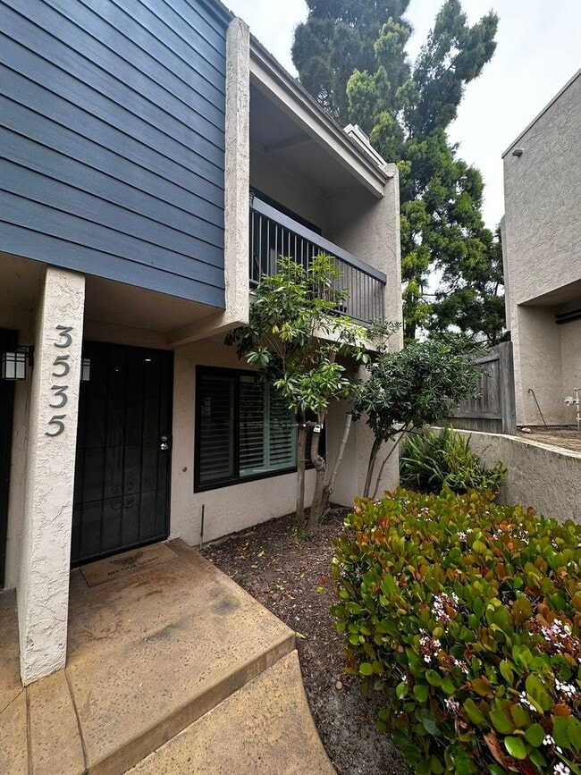 Building Photo - Beautiful, Charming 2-story townhome 2 bedroom and 1.5 bath located on the cusp of Clairemont and...
