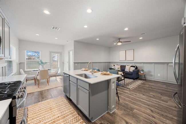 Building Photo - 100 Deserti Rd