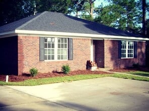 Building Photo - Studio available 9/1/2026!!