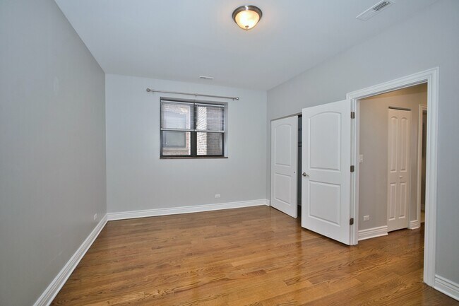 Building Photo - 2515 W Lawrence Ave