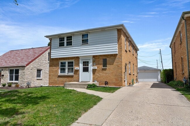 Building Photo - 2642 S 69th St