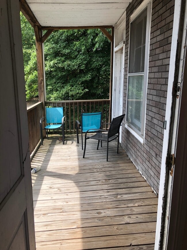 Building Photo - Spacious 4 bdrm/2 bath Home Located in Richmond's Fan District w/Balcony!!  Walking Distance to V...