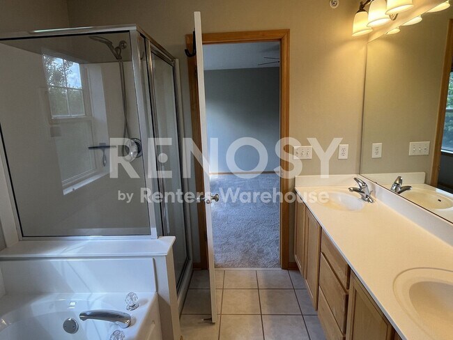 Building Photo - Available Now 3 Bedroom 1 Bath 1 Powder Room Townhome in Eden Prairie