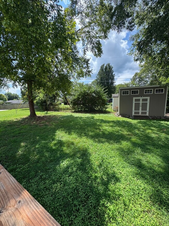 Building Photo - 4011 Longwood Dr