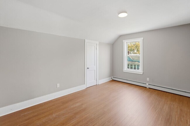 Building Photo - 387 Grove St
