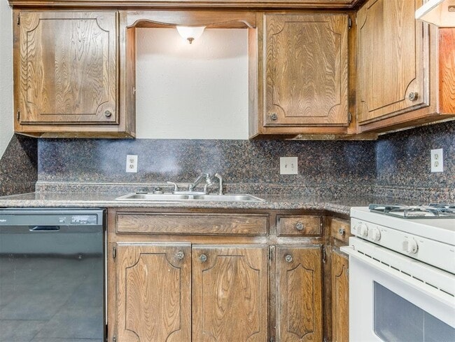 Building Photo - 822 Russell Cir