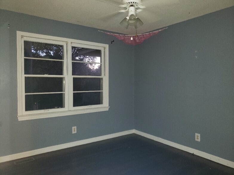 Building Photo - 5800 Clearview Hills Dr