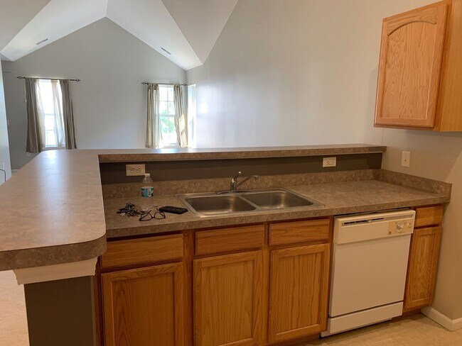 Building Photo - BEAUTIFUL SPACIOUS 2 BEDRM, 2 BATH CONDO W...