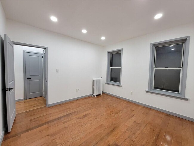 Building Photo - 1111 E 94th St