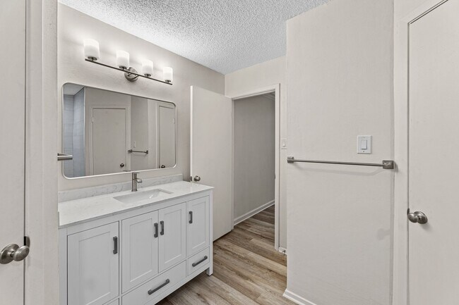 Building Photo - Tastefully Updated 3 bedroom 2 bath Duplex Northeast San Antonio