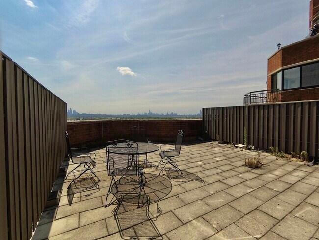 Building Photo - 1309 Harmon Cove Tower