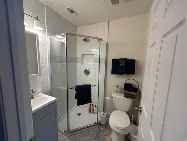 Building Photo - 3 bed / 2 bath furnished home.  6 month rental