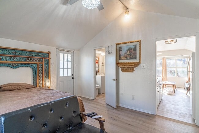 Building Photo - 716 E Losoya St