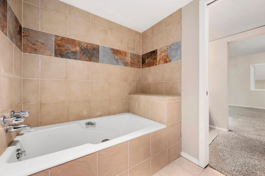 Primary tub! - 1512 Larimer St