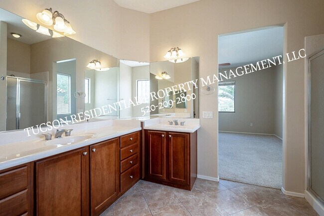 Building Photo - 10737 S Miralago Dr