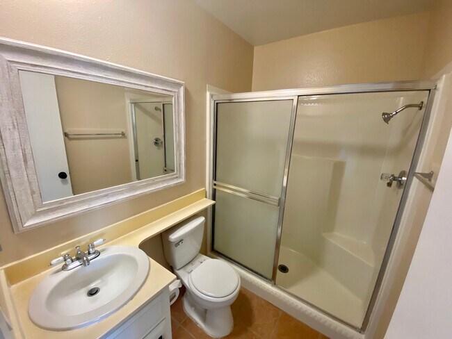 Building Photo - 2521 W Sunflower Ave