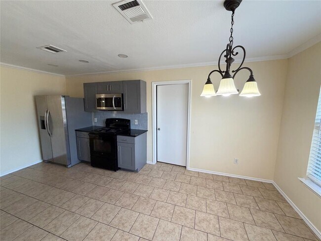 Building Photo - 2203 Bluebonnet Dr