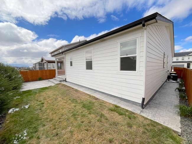Building Photo - 3 Bedroom Home Available Near N Powers Blvd & Dublin Blvd!