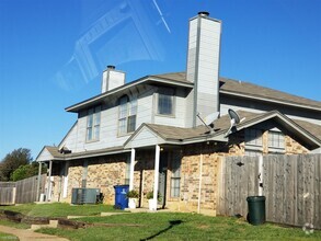 Building Photo - 2 br, 2 bath 4plex - 111 Peachtree Court B