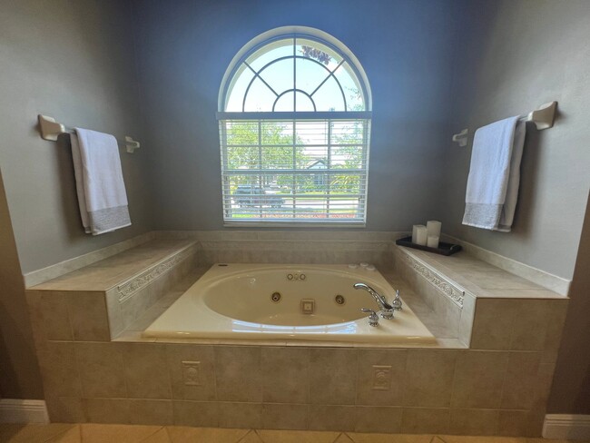 Building Photo - Beautiful 5 Bed 4 Bath Pool Home in the gu...
