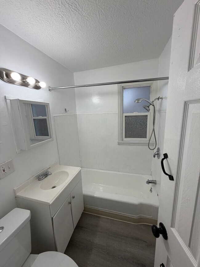 Building Photo - 852-852 S Central Dr