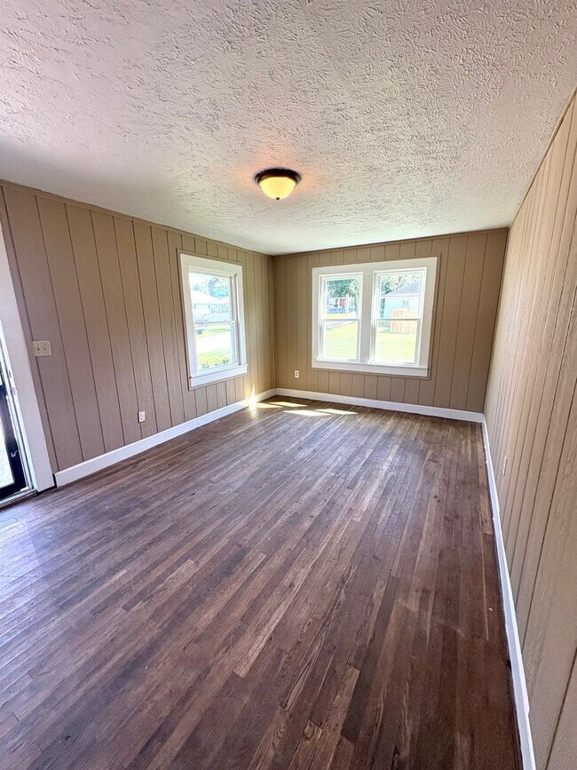 Building Photo - Affordable 2BR with Bonus Room