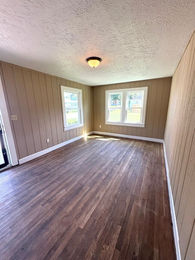 Building Photo - Affordable 3BR in Convenient Glasgow Location!