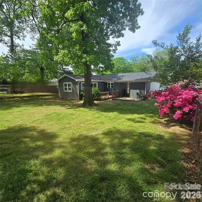 Building Photo - 421 Kingfield Dr SW