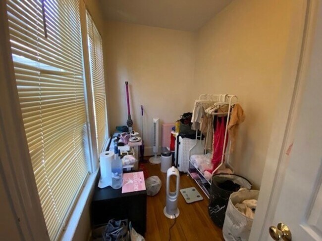 Building Photo - Central Mission Hill Location, Eat-in Kitchen, Massive Bedrooms, 2 Full Bathrooms, Laundry on a Site