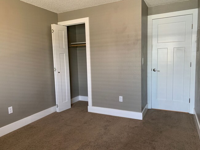 Building Photo - 2 Bedroom/1bath in Tacoma - 4Plex APPLICAT...