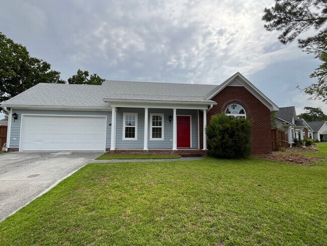 Building Photo - Discover this well-maintained 3-bedroom, 2-bath home in Carriage Hills