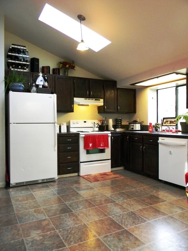 Building Photo - Beautiful Remodeled 3BR/2.5BA Home in Kent...