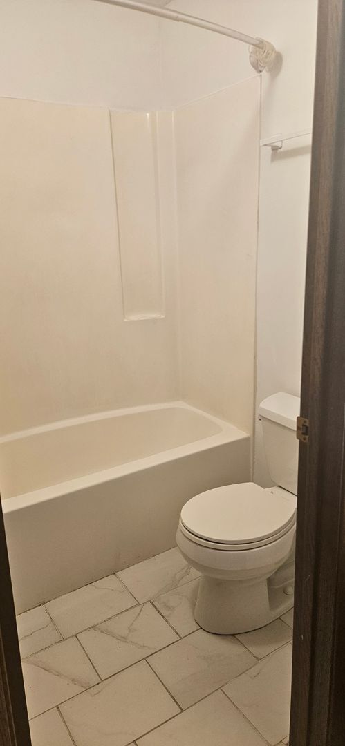 Building Photo - Meticulously Kept 3 bedroom, 2 bath condo in coveted Carriage Hills Condominium Association