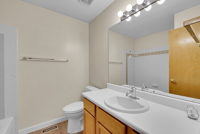 Building Photo - $2,895, 4 bed, 3 bath, located in Westmins...
