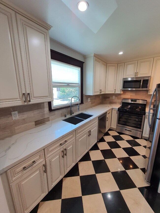 Building Photo - 5329 Vantage Ave