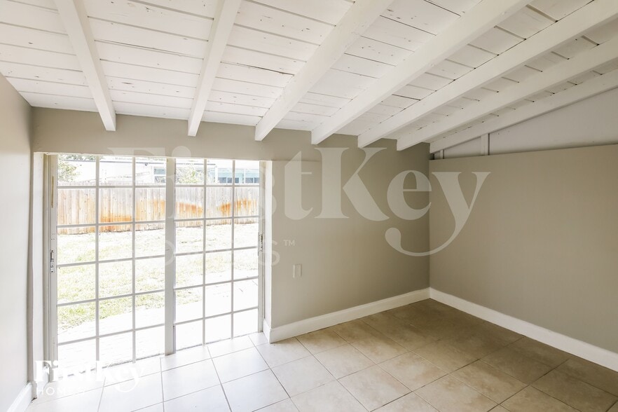 Building Photo - 7171 SW 10th Ct