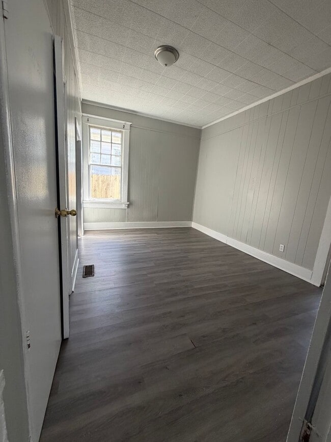 Building Photo - Deposit Special!
