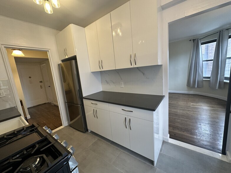 Building Photo - 9876 Queens Blvd