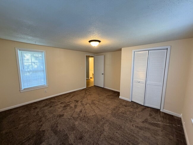 Building Photo - 2 Bedroom 1 Bath Home