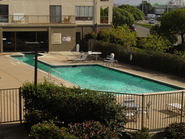 Building Photo - Full Size One Bedroom with Top Floor Privacy