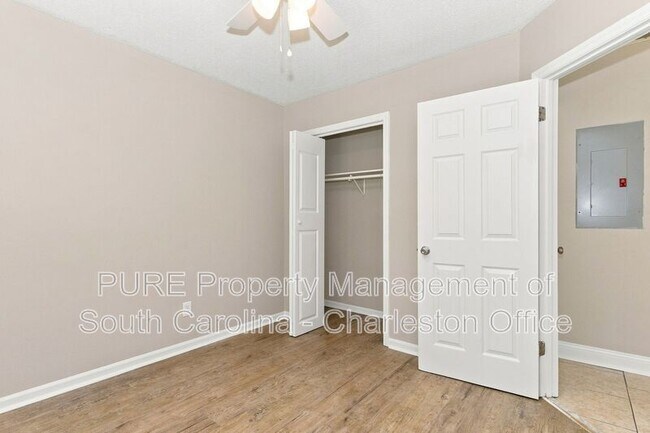 Building Photo - 9610 N Cardinal Dr
