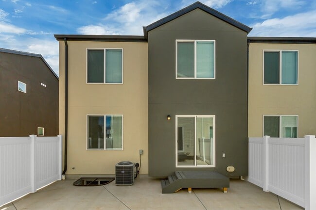 Building Photo - 1487 E 690 N