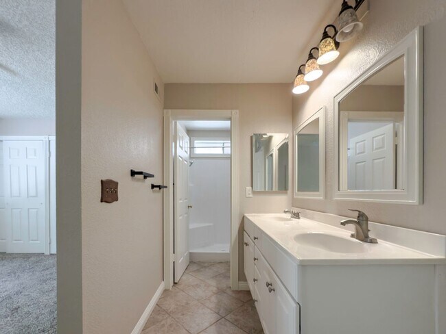 Building Photo - 3 Bedroom/2 Bathroom Private Home with Lar...